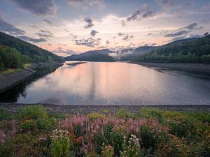 Sonnenaufgang an der Odertalsperre im Harz