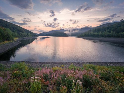 Zonsopgang bij de Oder dam in het Harz gebergte