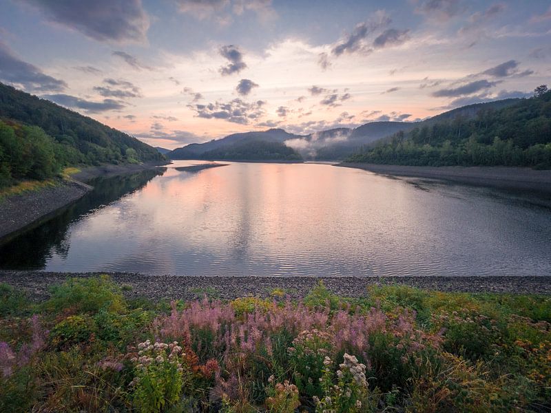 Sonnenaufgang an der Odertalsperre im Harz von Horst Husheer