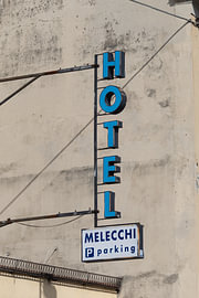 Aushängeschild des Hotels Melecchi in Lucca. (Farbe)