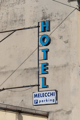 Uithangbord Hotel Melecchi in Lucca. (kleur)