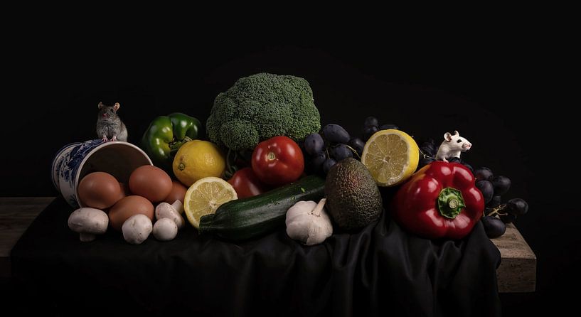 Nature morte avec légumes, fruits et souris par Marjolein van Middelkoop