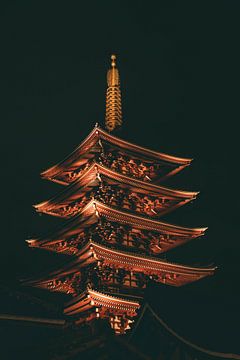 Japanische Pagode in Tokio, Japan. von Nikkie den Dekker | Reise- und Lifestyle-Fotograf
