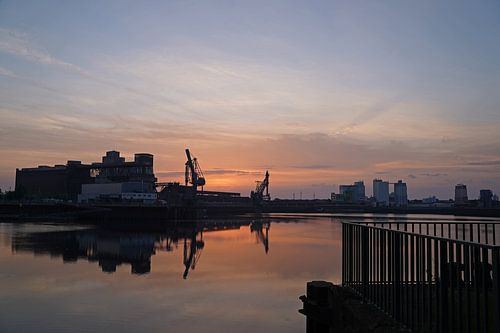 Zonsopgang in de haven van Bremen