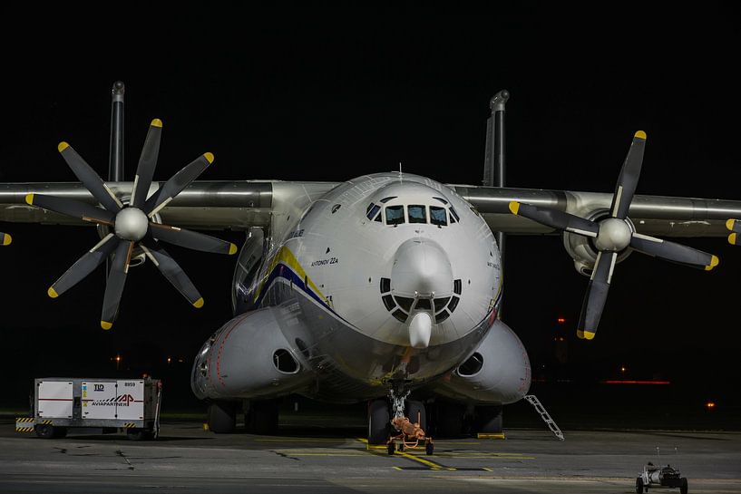 Die Antonov An-22 Antei ist ein großes Transportflugzeug für sehr schwere oder sehr große Lasten. von Jaap van den Berg