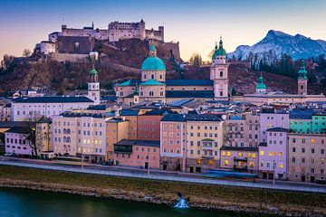 Salzburg in de avond van Martin Wasilewski