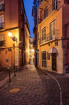 Blauw uur in de Alfama - Mooi Lissabon van Rolf Schnepp