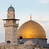 El-Ghawanima minaret en koepel op tempel rots in Jeruzalem, Israel van Joost Adriaanse