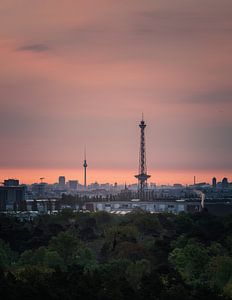 La tour de télévision de Berlin et la tour radio au lever du soleil sur swc07