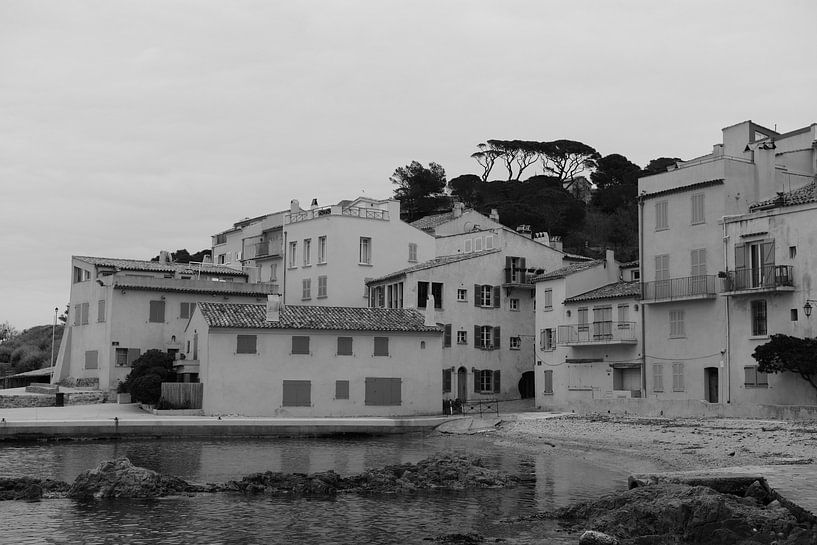 Eenzaam stadje Saint-Tropez van Tom Vandenhende