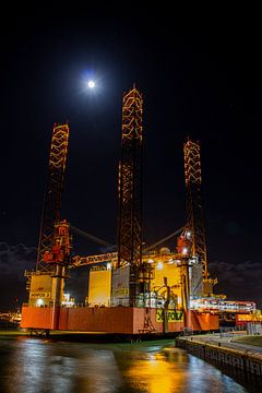 Oil rig in the port of Den Helder by Marnix Pro