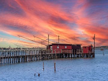 Sonnenuntergang am Pier in der Fischerhütte mit Fischernetz in der Lagune von Comacchio von Animaflora PicsStock