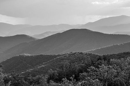 Blick in die südfranzösischen Cevennen-Landschaft in Schwarzweiß