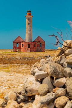 Roze/oranje vuurtoren op Klein Curaçao van Laura V