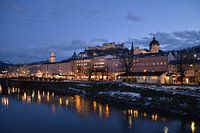 Salzburg by night van af de brug over de Salzach rivier