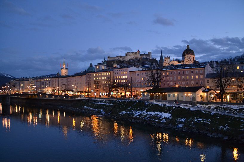 Salzburg by night van af de brug over de Salzach rivier par tiny brok
