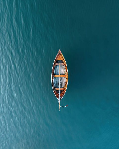 Boot in ruhigem Wasser von fernlichtsicht