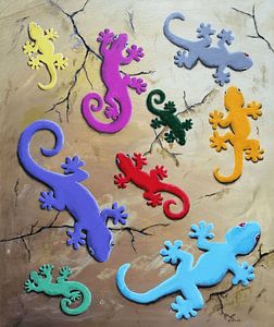 Lézards multicolores grimpant sur un mur, motif 1