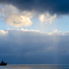 Schip bij zonsondergang Azoren by Annemarie Winkelhagen