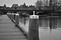 Meerpalen aan het water