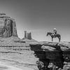 Cowboy auf einem Pferd im Monument Valley von Gerard Van Delft