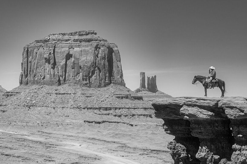 Cowboy te paard in Monument Valley van Gerard Van Delft