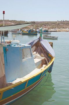 Vissersboten in Marsaxlokk, Malta van Carolina Reina