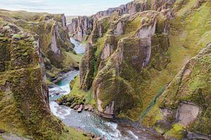 Fjaðrárgljúfur kloof in IJsland van Tim Vlielander