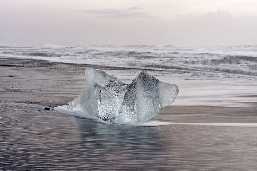 Bloc de glace sur une plage noire en Islande par Ralf Lehmann