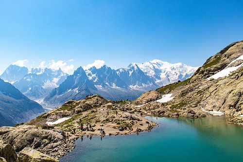 Blick auf den blauen See und Mont Blanc im Hintergrund