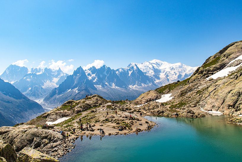 Blick auf den blauen See und Mont Blanc im Hintergrund von Martijn Joosse