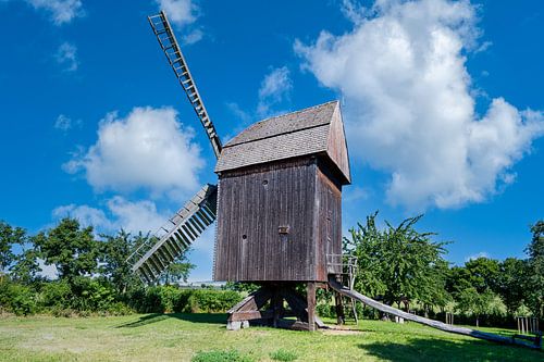 Uitzicht op de windmolen bij Schillingstedt in Thüringen