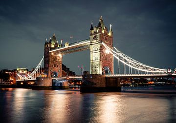 Tower Bridge in de avond van Thijs van Beusekom