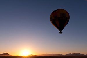 Hot air balloon over Sossusvlei van Damien Franscoise