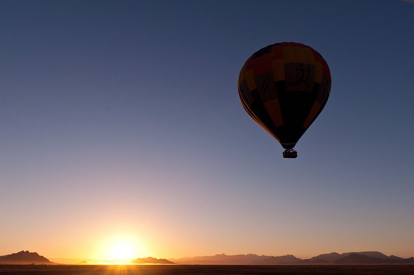 Hot air balloon over Sossusvlei van Damien Franscoise