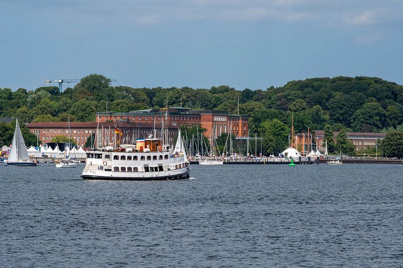 Landtag und Legende – MS Stadt Kiel vor dem Parlament von Karsten Rahn