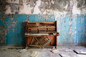 Verlassenes und gebrochenes Klavier.