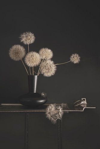 Modern. Stilleven met bloemen. Minimalisme.