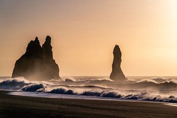 Torens van de Oceaan Basaltformaties bij Zonsondergang