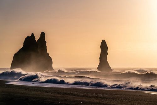 Torens van de Oceaan Basaltformaties bij Zonsondergang