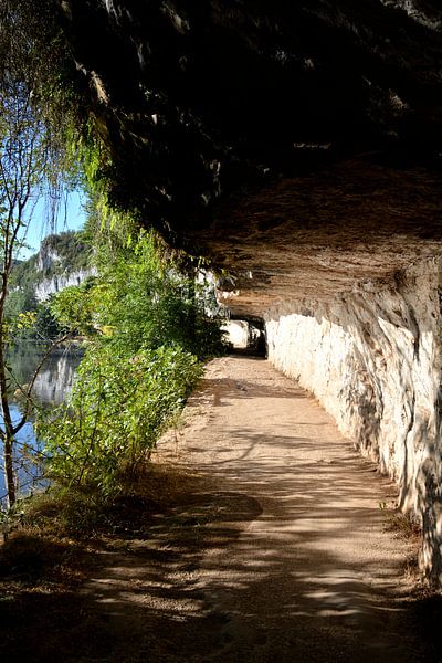 Between cliffs and river: the magic of the towpath by Frank Photos