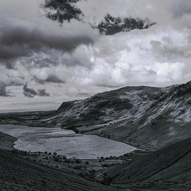 Uitzicht vanaf Scafell Pike op Wast Water in zwart wit van Tom Goldschmeding