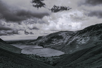 Blick vom Scafell Pike auf Wast Water in schwarz-weiß
