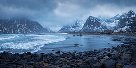 Die majestätischen Winterlandschaften am Strand von Skagsanden auf den Lofoten, Norwegen von PhotoCluster