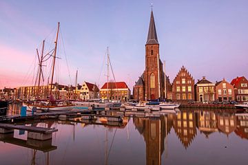 De St. Michaels kerk in Harlingen in Friesland Nederland bij zonsondergang van Eye on You