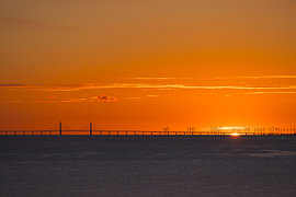 Sonnenaufgang an der Öresundbrücke von Menno Schaefer