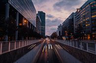 Autoverkeer bij zonsopkomst Weena Rotterdam van Paul Poot thumbnail