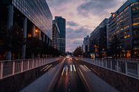 Autoverkeer bij zonsopkomst Weena Rotterdam