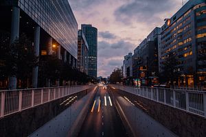 Autoverkeer bij zonsopkomst Weena Rotterdam van Paul Poot