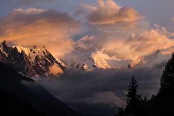 Mont-Blanc in de wolken von Thomas Bekker